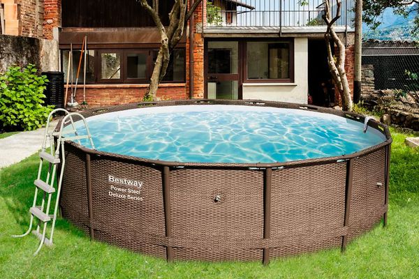 piscina Bestway sobre césped artificial 