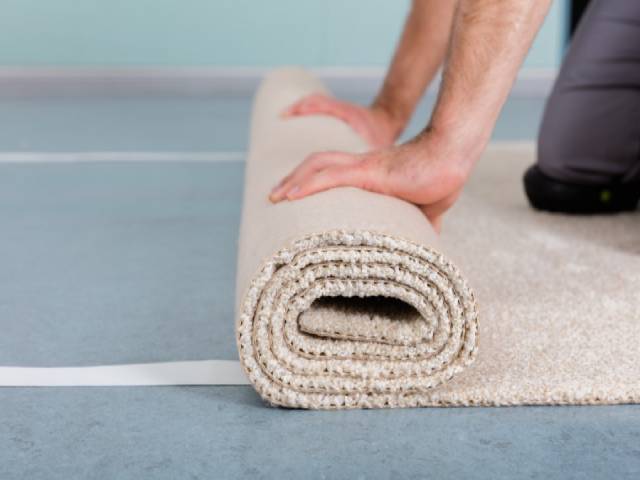 hombre colocando alfombra 