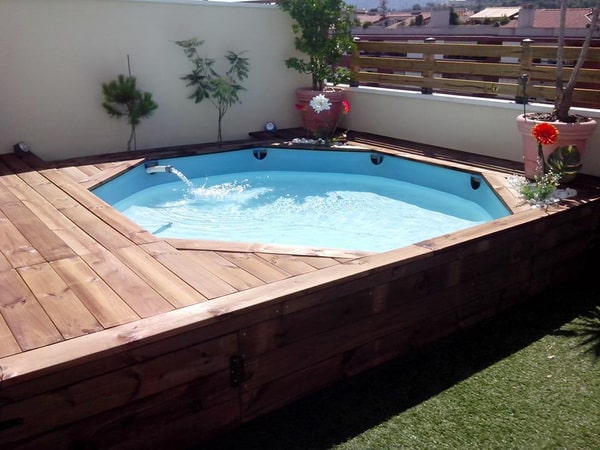 suelo de madera para piscina