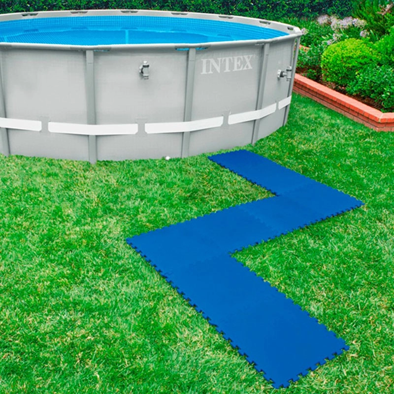 camino hacia piscina Intex trazado con suelo de plástico azul